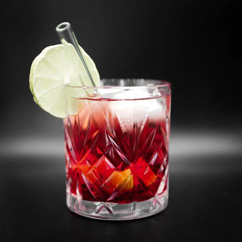 L'impero dell'aperitivo rosso, con spazio alla tavola gourmet