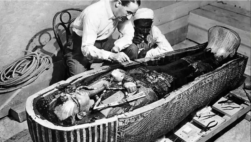 Howard Carter analizza da vicino l'incredibile ritrovamento 
