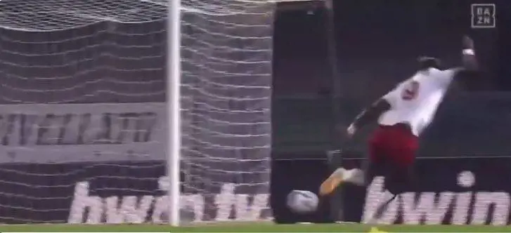 Abraham sbaglia un gol a porta vuota: ecco la reazione di Mourinho