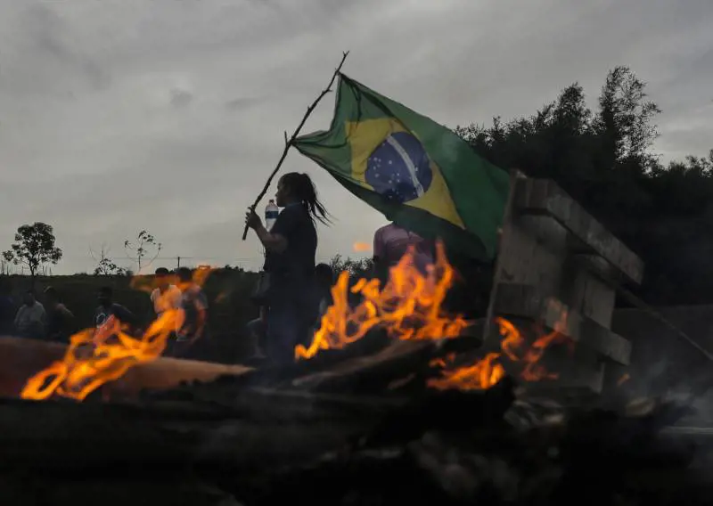 Bolsonaro si fa da parte. Ammette la sconfitta e "libera" le autostrade