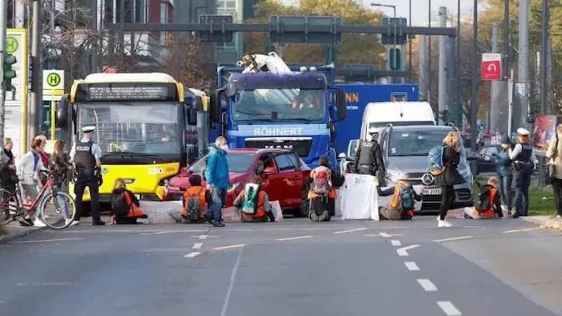 Ambulanze fermate, assalti alle dighe: è allarme eco-terroristi