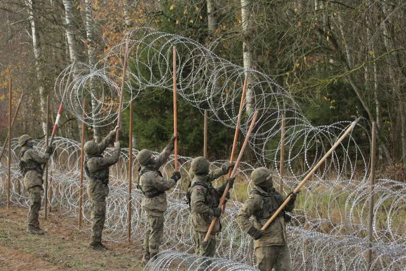 Muro anti migranti con la Russia: la mossa della Polonia contro lo Zar