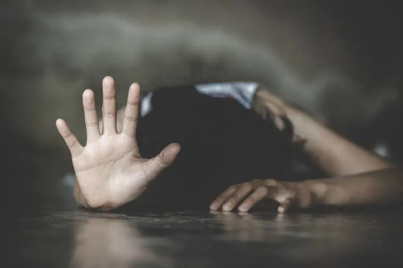 "Voglio parlare con un uomo". E il bengalese massacra due poliziotte
