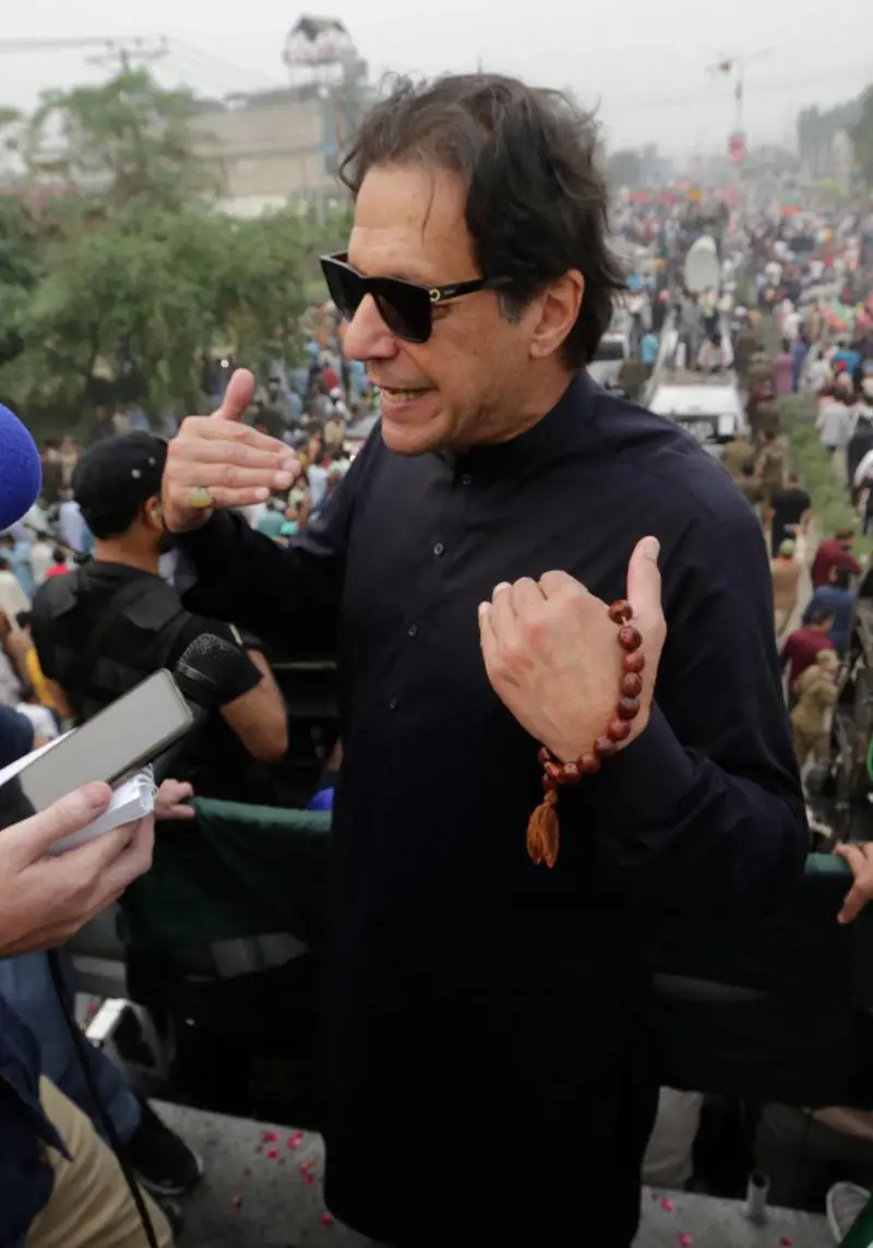 Pakistan caos: un attentato all'ex premier. Ferito al piede