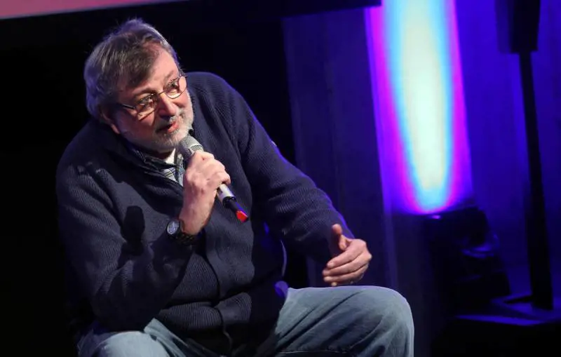 Guccini canta i perdenti: "Resto un anarchico. Lo streaming che cos'è?"