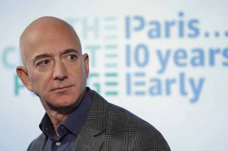 "Razzista, mi vietava di andare in bagno". Bezos accusato dalla domestica