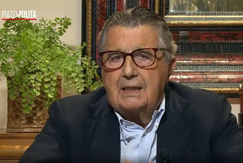 "Non sa più cos'è. M5s? Mai". De Benedetti asfalta il Pd e umilia Conte