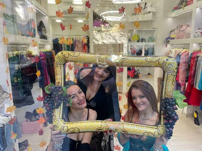 La foto delle modelle in vetrina. Immagine da pagina Facebook "L'Horo di Ely"