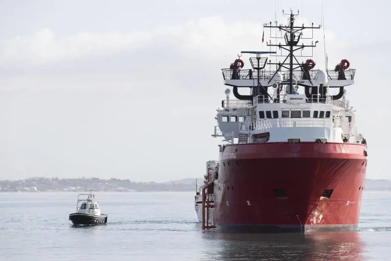 Per l'Ocean Viking sbarco blindato. Macron sotto accusa