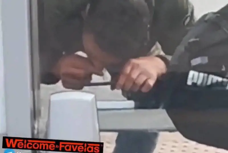 Sniffa davanti alla stazione: il video choc in pieno giorno