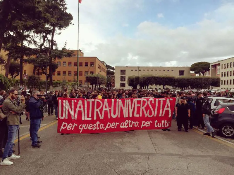 "Ateneo trans", ecco lo sfregio dei collettivi ai caduti italiani