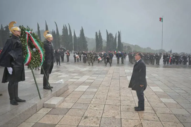 "Memoria e gratitudine". La Russa celebra il 4 novembre sotto il diluvio