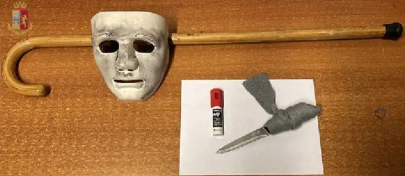 La maschera, il bastone, il coltello e la bomboletta spray utilizzati dal gambiano