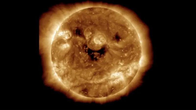 Il Sole "sorride"? La straordinaria immagine della Nasa