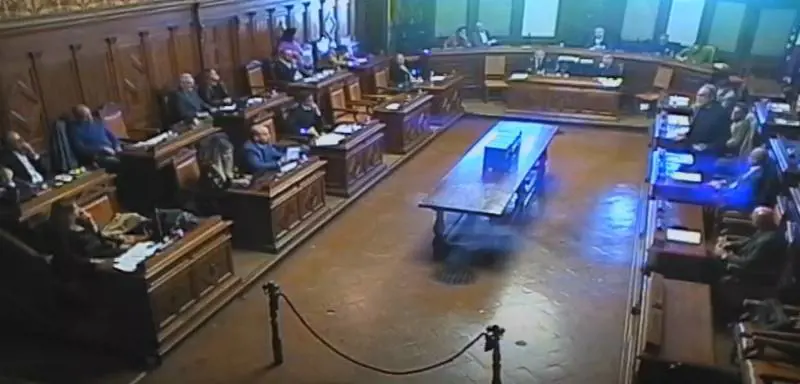 Pierluigi Piccini (a destra, in piedi) in consiglio poco prima dell'aggressione