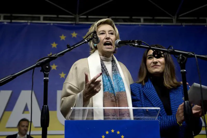 Moratti vira a sinistra. "Corro contro Fontana". Ma il Pd non l'appoggia