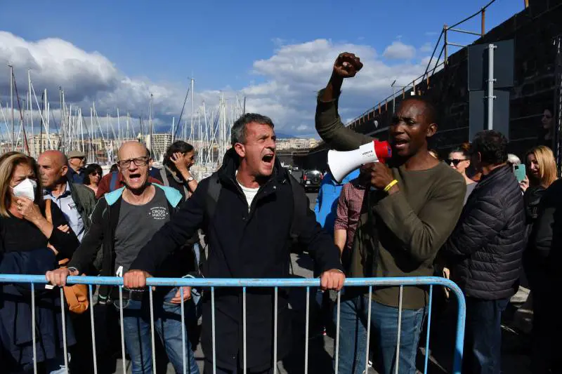 Migranti, la sinistra si fa la passerella sulla Humanity 1 per racimolare consensi
