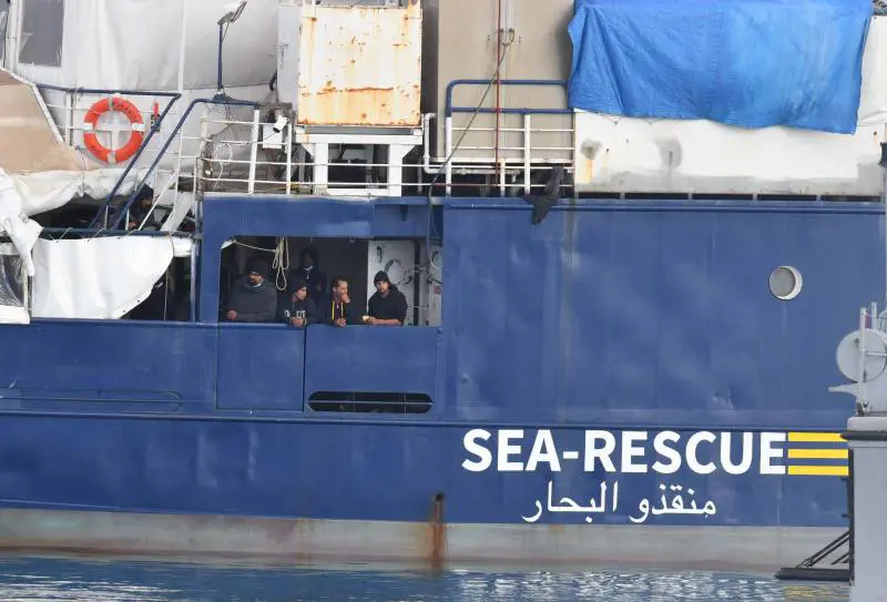 "Il governo dovrebbe piegarsi". La carica delle toghe per far sbarcare i migranti
