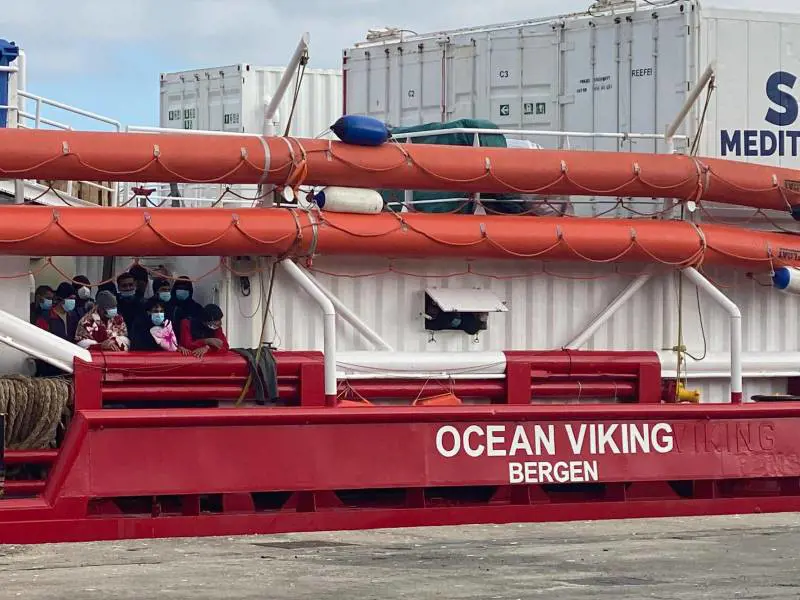 La Francia cede, Ocean Viking verso Marsiglia. "L'aria è cambiata"