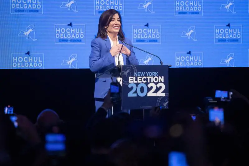 Kathy Hochul, Governatrice di New York, prima donna a vincere un'elezione nella Grande Mela