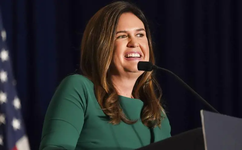 Sarah Huckabee Sanders, l'ex portavoce di Donald Trump, è la prima donna eletta governatrice dell'Arkansas,