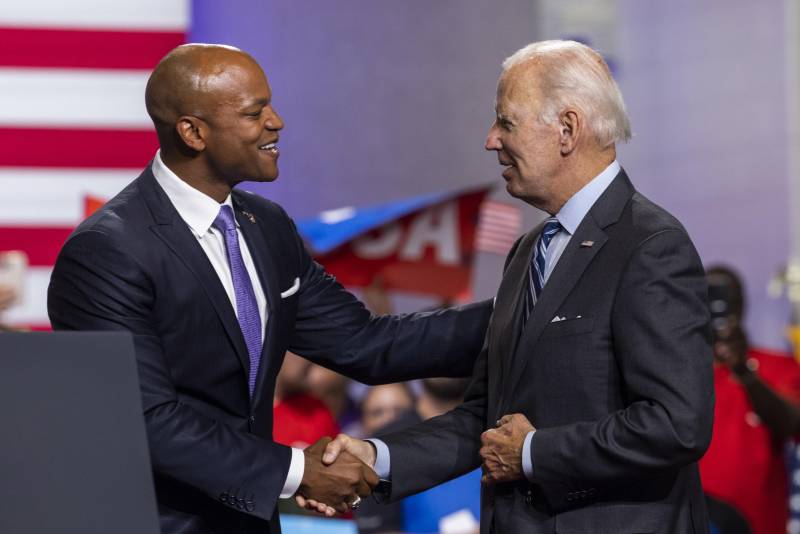 Wes Moore con Joe Biden: il neo-governatore del Maryland è il primo nero eletto nella carica