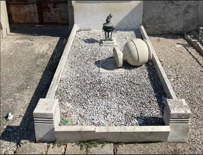 Una delle tombe vandalizzate