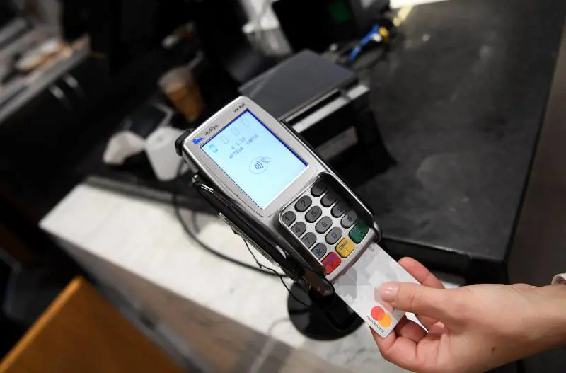 Bancomat, nuove commissioni in base al valore del bene acquistato: cosa cambia da luglio