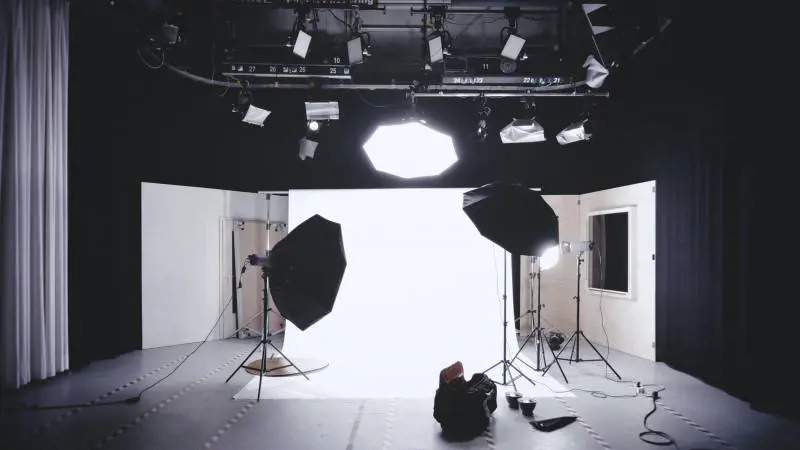 "Sei così carina...". La violenza choc sulla 15enne ai casting per modelle