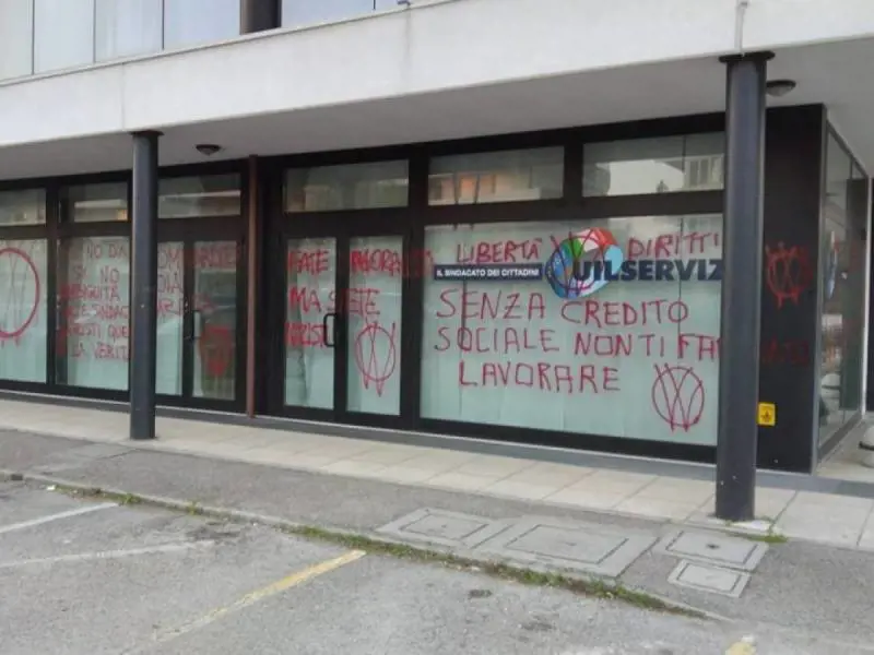 Le frasi no vax all'esterno della sede della Uil di Ravenna, apparse il mese scorso