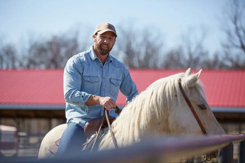Mullin in sella al suo cavallo 