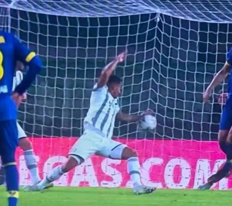 "Follia non fischiare il rigore". Bufera su arbitro e Var in Verona-Juventus