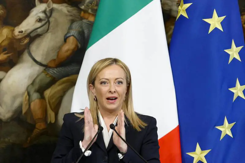 Meloni non arretra: "Vogliono isolarci. Macron ci scarica tensioni interne". Il Colle: ora dialogo