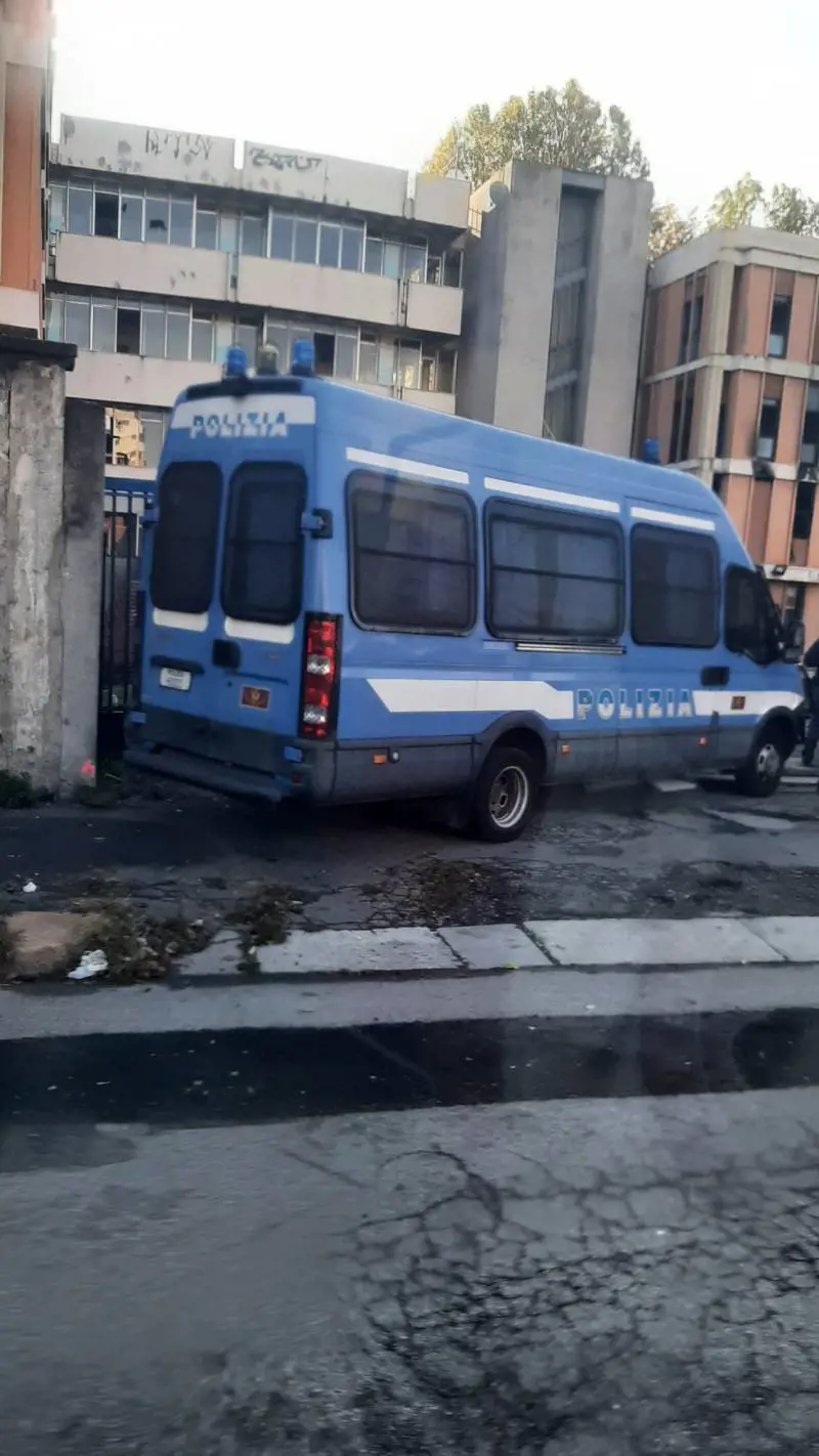 Sgomberato l'ex liceo occupato di Milano: "Terra di nessuno, dimenticata dal Comune e da Lamorgese"