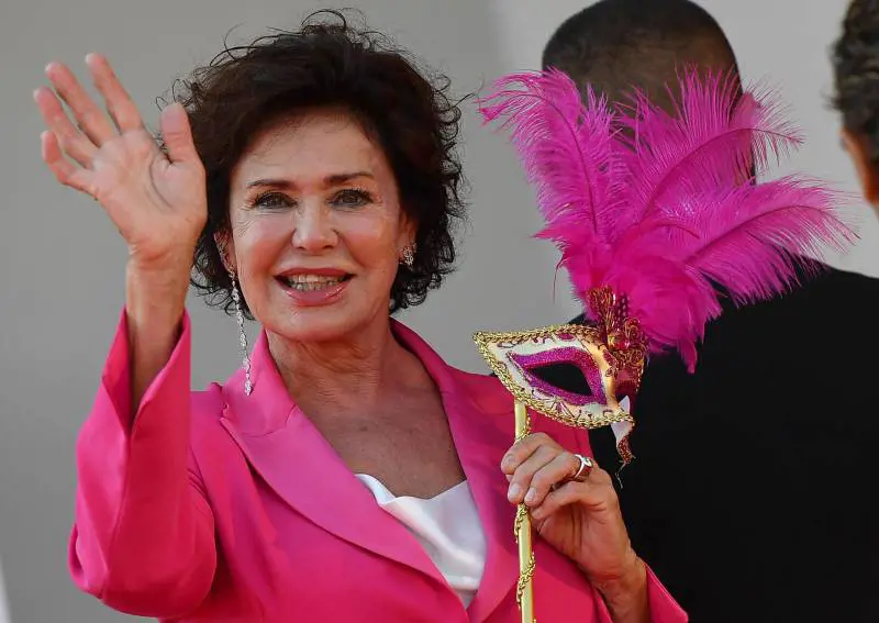 "Sono violenti con i migranti". Corinne Clery a gamba tesa contro la Francia