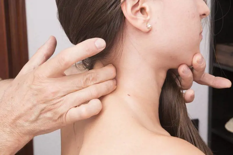 Cervicale, perché provoca dolore e i metodi per curarla