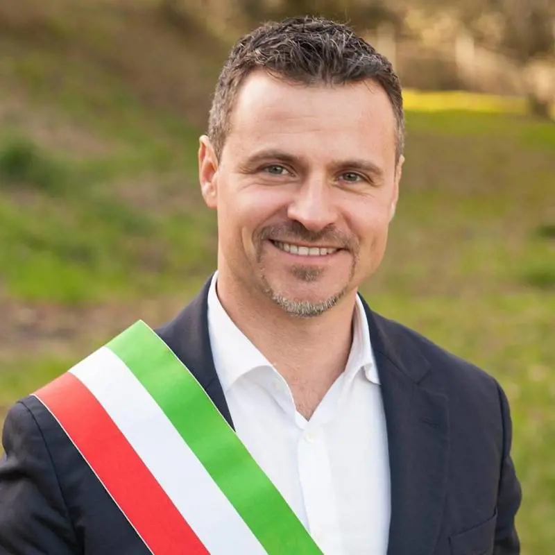 "Stanno coi 5S". Il Pd perde pezzi: Casini va con Renzi