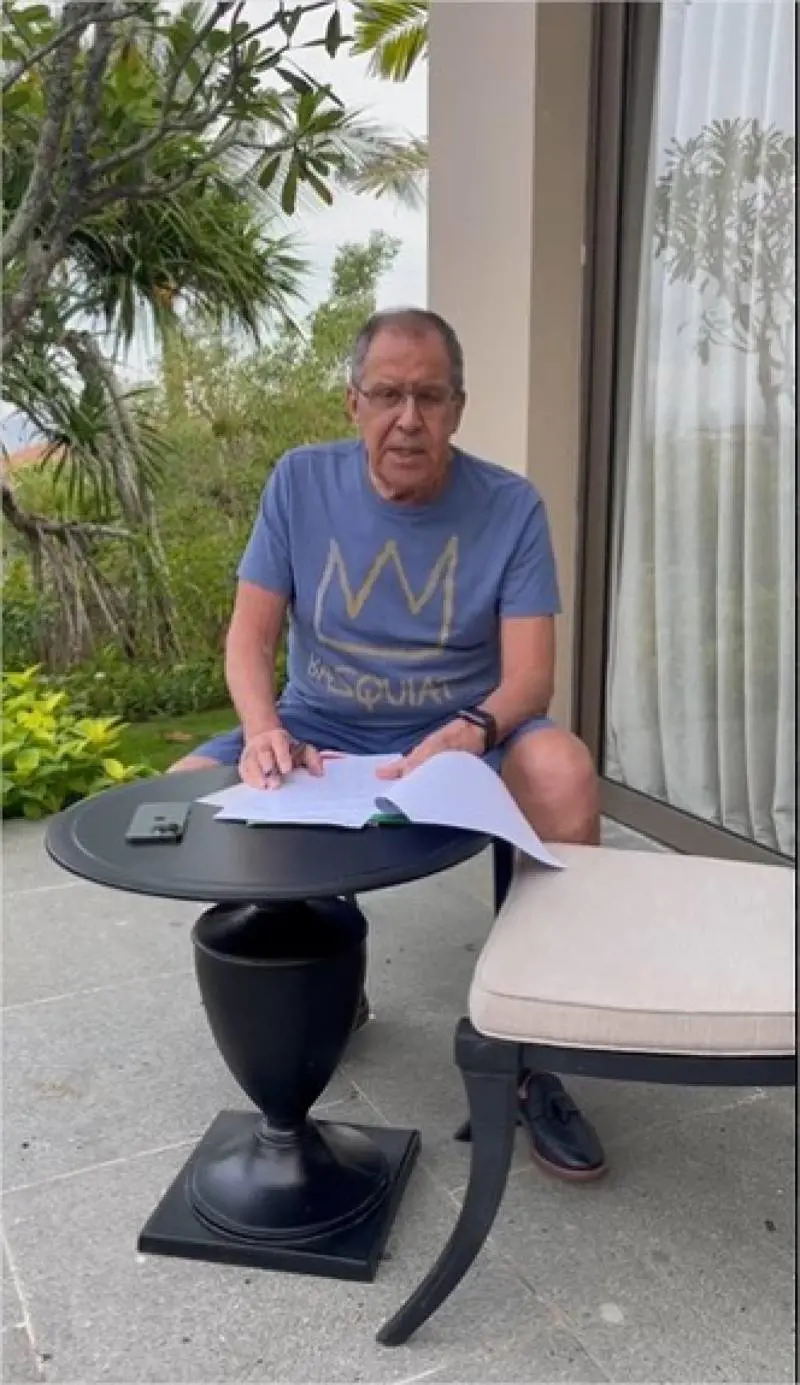 Lavrov evitato da tutti e in ospedale. Poi ricompare in versione "americana"