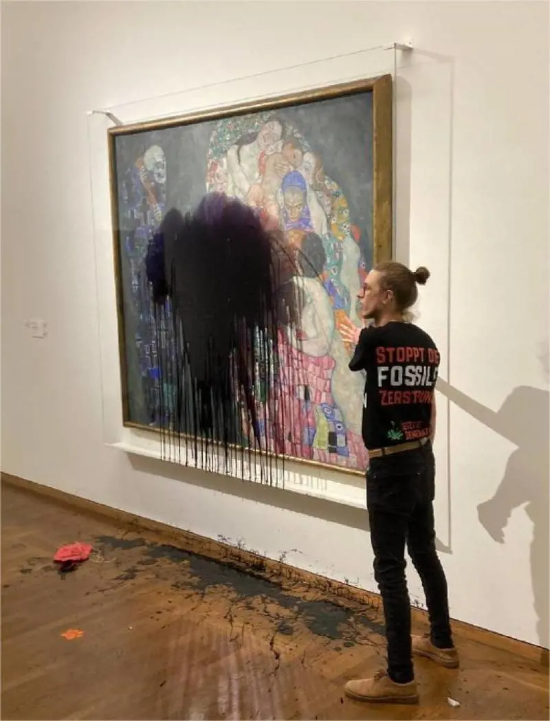 Il blitz degli ambientalisti contro Klimt: una nuova opera imbrattata