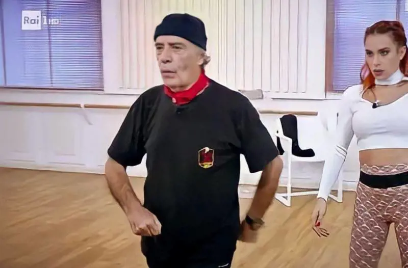 Montesano già in tv con la maglia della X Mas: la foto che inguaia la Rai