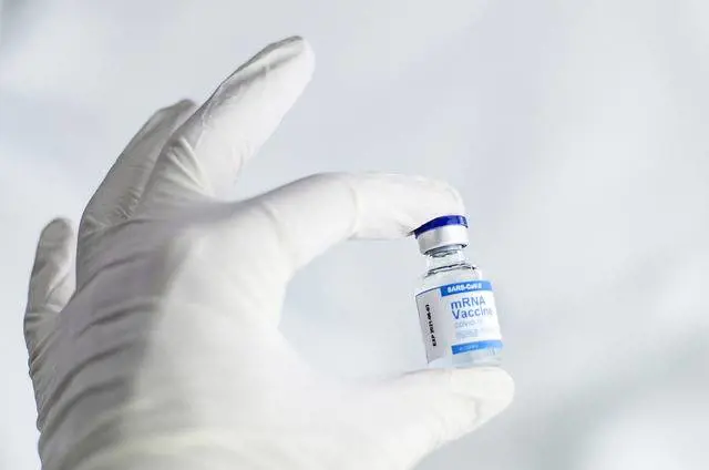 Covid, autorizzato il vaccino booster formulato con variante Beta