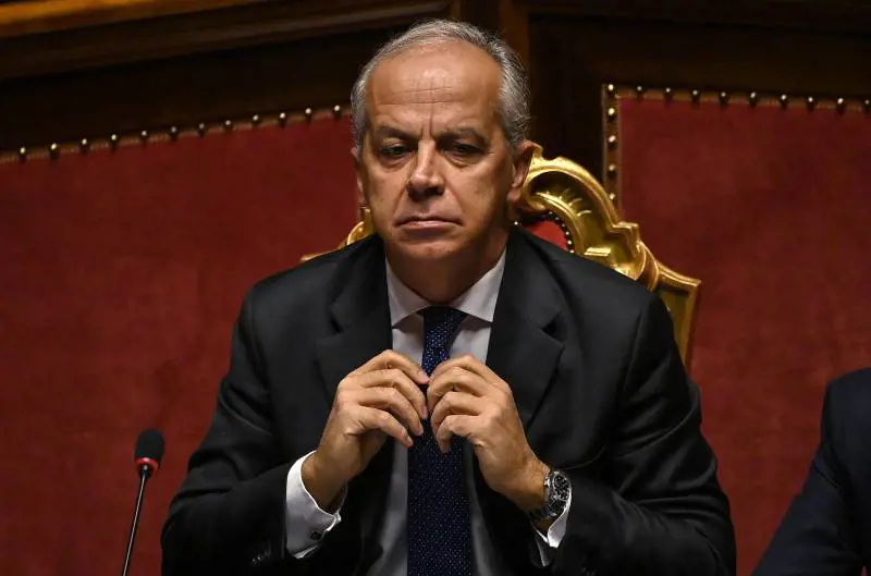 Appello di Piantedosi ai migranti: "Fermatevi, verremo a prendervi"
