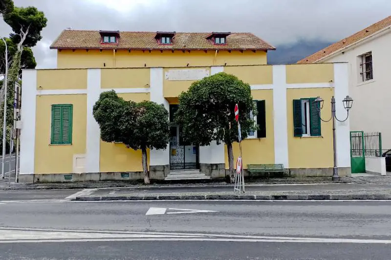 Schiaffi e tirate di capelli a bambini piccoli: l'accusa alle suore