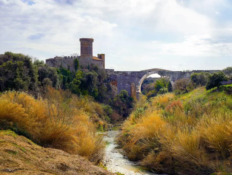 Il castello di Vulci tra mito e storia: quel luogo conteso dal diavolo e dai nobili