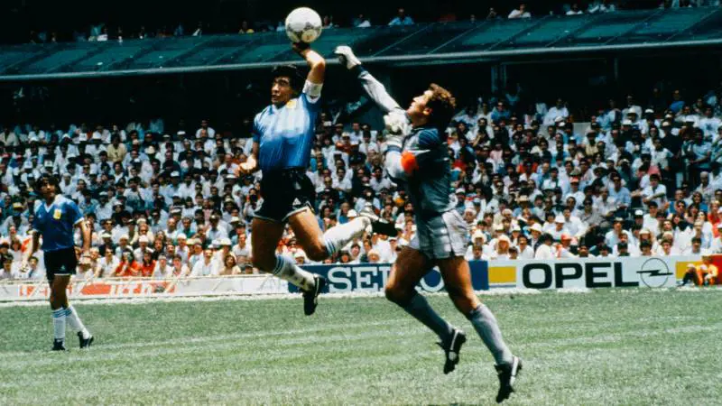 Maradona beffa Shilton colpendo il pallone con la mano 