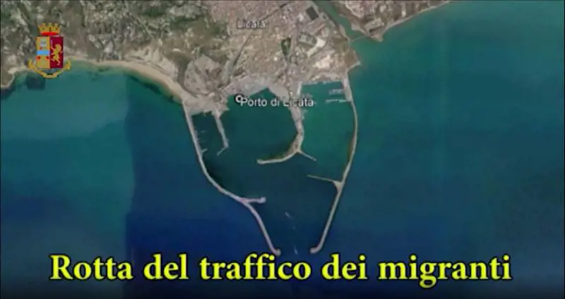 "Se serve buttateli in acqua". Così i taxi del mare ci portano i migranti: il video