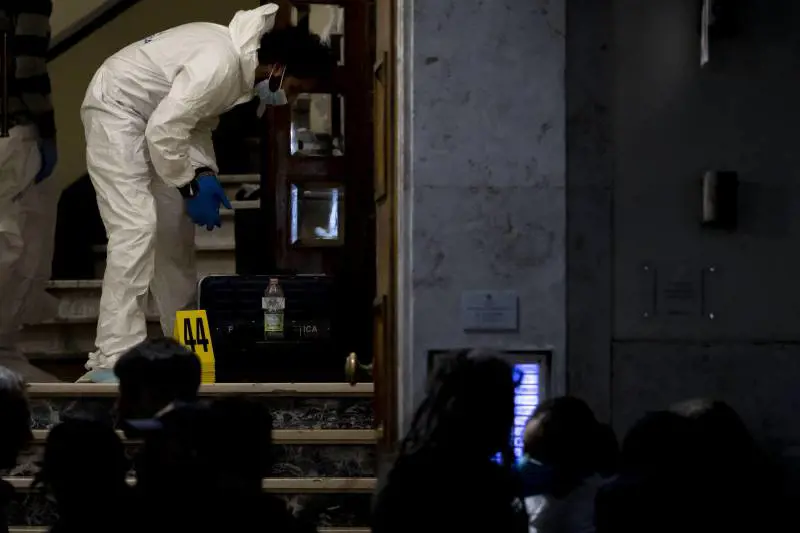 La Scientifica nel palazzo di due degli omicidi di Roma Prati