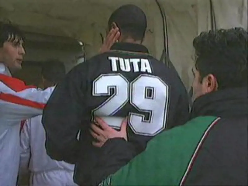 Tuta avvicinato dai giocatori del Bari all''uscita dal campo 