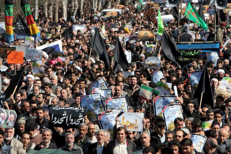 Rivolta in Iran, a fuoco la casa di Khomeini. Cori anti-regime ai funerali del piccolo Kian