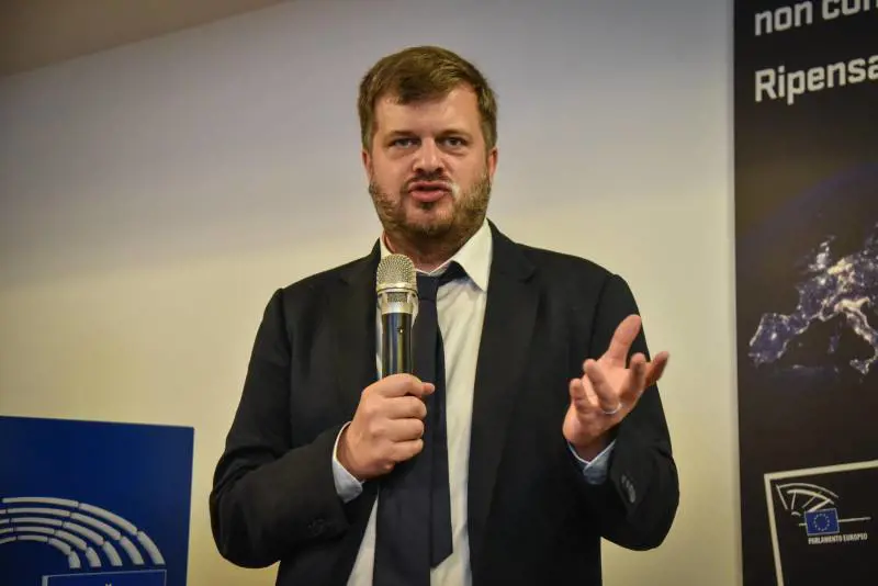 Majorino choc: "Fontana come Bolsonaro"